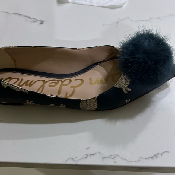Blue shoes with gold embroidery and a blue pom-pom. Very comfortable very cute - Picture 2 of 5